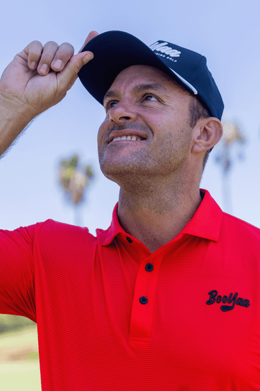 TIGER RED - VINTAGE COLLECTION - BOOYAA GOLF SHIRT, red, front portrait with hand on cap